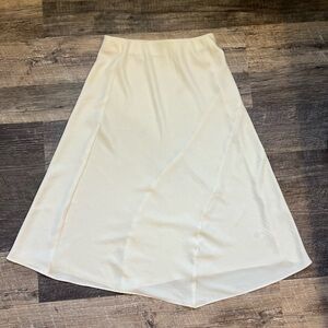 2 women’s midi-skirts black and white